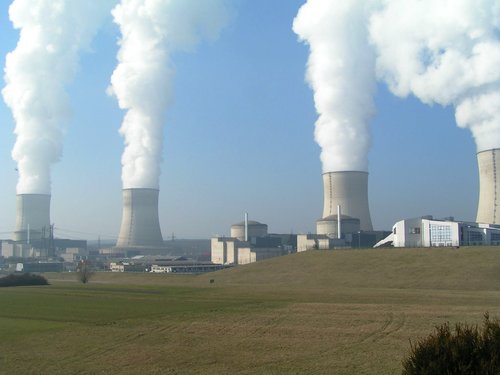 http://peweku.files.wordpress.com/2009/06/nuclear-power-plant.jpg